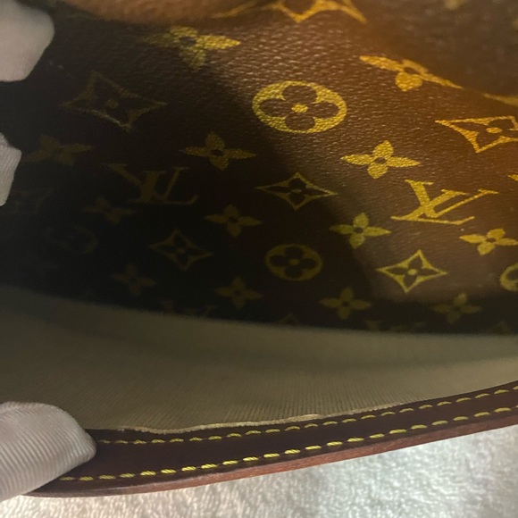 SOLD 7/26/25 Authentic Louis Vuitton Vintage Reporter Bag - Picture 4 of 13